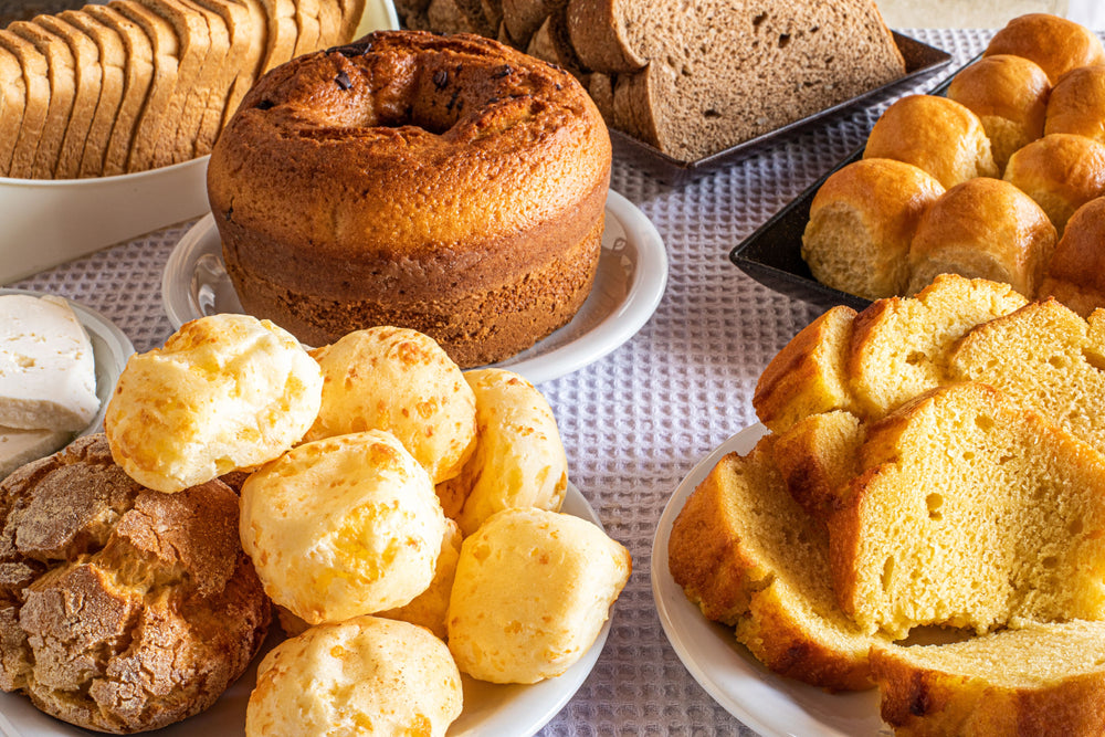 Pães, pão de queijo, bolos e biscoitos para o café da manhã brasileiro